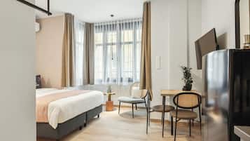 Studio | 1 habitación, decoración personalizada, muebles diferentes y escritorio