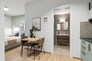 Studio with balcony | Decoración personalizada, muebles diferentes y escritorio