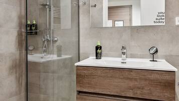 Studio with balcony | Bathroom