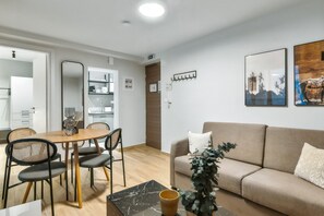 One-Bedroom Apartment with sofa bed | Zona de estar | Smart TV de 50 pulgadas con canales por satélite