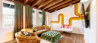 DiscoDen~Easy Access to Boulder, DT & Red Rocks w/ Shuffleboard, Firepit &Murals