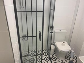 Appartement Deluxe | Salle de bain | SĂšche-cheveux, peignoirs, serviettes fournies, savon