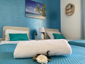 2 bedrooms, desk, iron/ironing board, travel cot - St Paul’s Bay central apartment in Qawra (ST PAUL'S BAY)