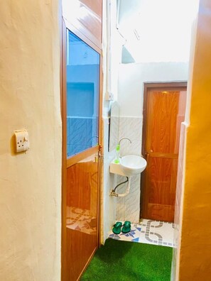 Deluxe House | Bathroom | Shower, free toiletries, slippers, bidet - Safari House  (Zanzibar Town)