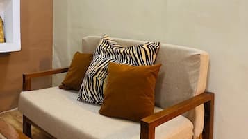 Casa Deluxe | Área de sala de estar | Televisión de pantalla plana y juguetes