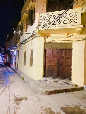 Front of property - Safari House  (Zanzibar Town)