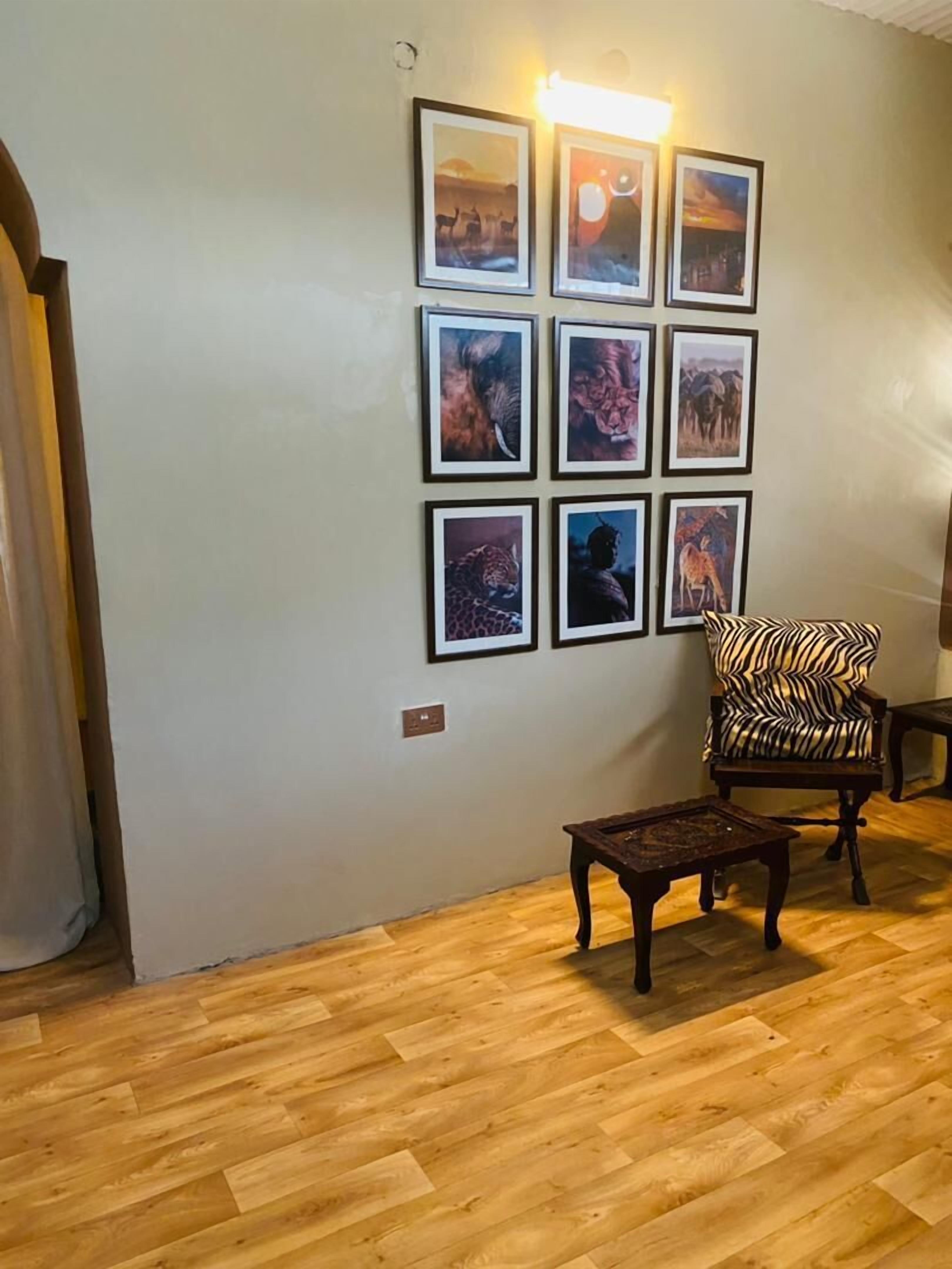 Casa Deluxe | Sala de estar | Televisión de pantalla plana y juguetes 