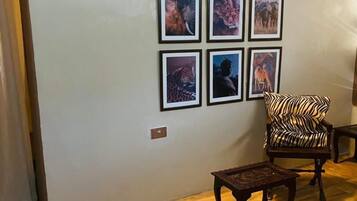 Casa Deluxe | Sala de estar | Televisión de pantalla plana y juguetes