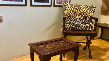 Casa Deluxe | Sala de estar | Televisión de pantalla plana y juguetes