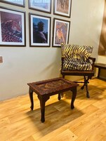 Casa Deluxe | Sala de estar | Una televisión de pantalla plana, juguetes