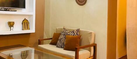 Casa Deluxe | Área de sala de estar | Televisión de pantalla plana y juguetes