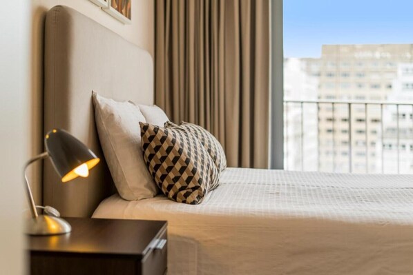 1 間睡房、房內夾萬、書桌、熨斗/熨衫板