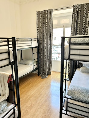 Gemeinsamer Traditional-Schlafsaal | Daunenbettdecken, Betten mit Memory-Foam-Matratzen, kostenloses WLAN