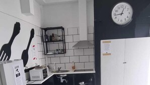 Full-size fridge, microwave, oven, dishwasher - Samps Hostel (Lisbon)