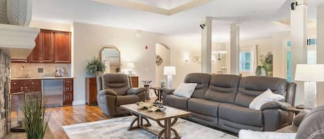 Huis, Meerdere bedden, terras, uitzicht op tuin (Villa at the Hills) | Woonruimte | Een 42-inch flatscreentelevisie met digitale zenders