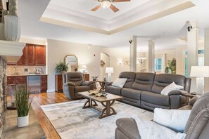 Casa, varias camas, patio, vista al jardín (Villa at the Hills) | Área de sala de estar | Televisión de pantalla plana de 42 pulgadas con canales digitales 