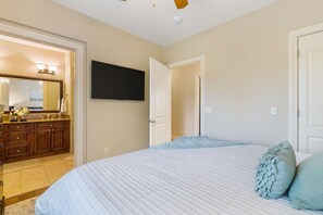 Casa, varias camas, patio, vista al jardín (Villa at the Hills) | 4 habitaciones, decoración personalizada y muebles diferentes 