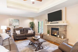 Casa, varias camas, patio, vista al jardín (Villa at the Hills) | Área de sala de estar | Televisión de pantalla plana de 42 pulgadas con canales digitales 