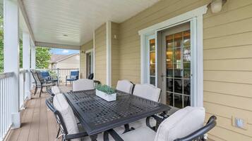 Rumah, Beberapa Tempat Tidur, patio, pemandangan kebun (Villa at the Hills) | Tempat makan outdoor