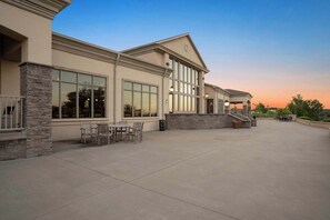 Outdoor dining - Villa at the Hills - A Grand Branson Vacation! 4 BDR Golf Resort Villa (Branson)