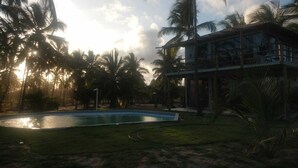Vista frontal de la propiedad