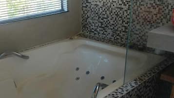 Basic House | Bathroom