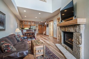 Smart TV, fireplace, DVD player, books - New Listing! Walk To Ski, Private Hot Tub, Fitness Room, Garage, Great Views (Breckenridge)