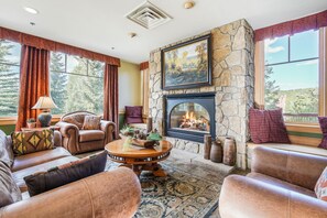 Smart TV, fireplace, DVD player, books - New Listing! Walk To Ski, Private Hot Tub, Fitness Room, Garage, Great Views (Breckenridge)