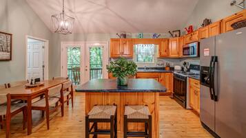 Rumah, Beberapa Tempat Tidur, patio | Dapur pribadi | Lemari es, oven, kompor, dan mesin pencuci piring