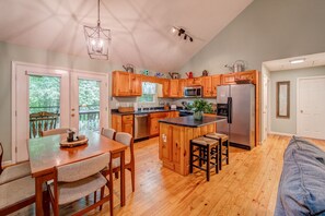 Casa, varias camas, patio | Cocina privada | Refrigerador, horno, parrilla de estufa y lavavajillas