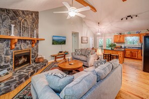 Casa, varias camas, patio | Área de sala de estar | Televisión y chimenea