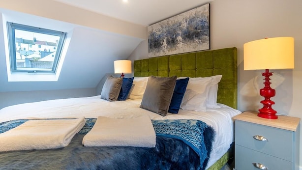 6 bedrooms, bed sheets - Station Lodge By My Getaways (Brighton)