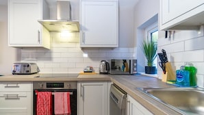 Fridge, microwave, oven, dishwasher - Station Lodge By My Getaways (Brighton)