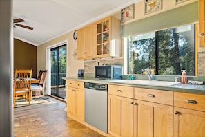 House, Multiple Beds, Balcony, Mountain View (The LeeHive) | Private kitchen