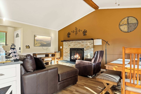 House, Multiple Beds, Balcony, Mountain View (The LeeHive) | Living area | 42-inch flat-screen TV with digital channels, fireplace - The Leehive Near Lake Arrowhead Village (Lake Arrowhead)