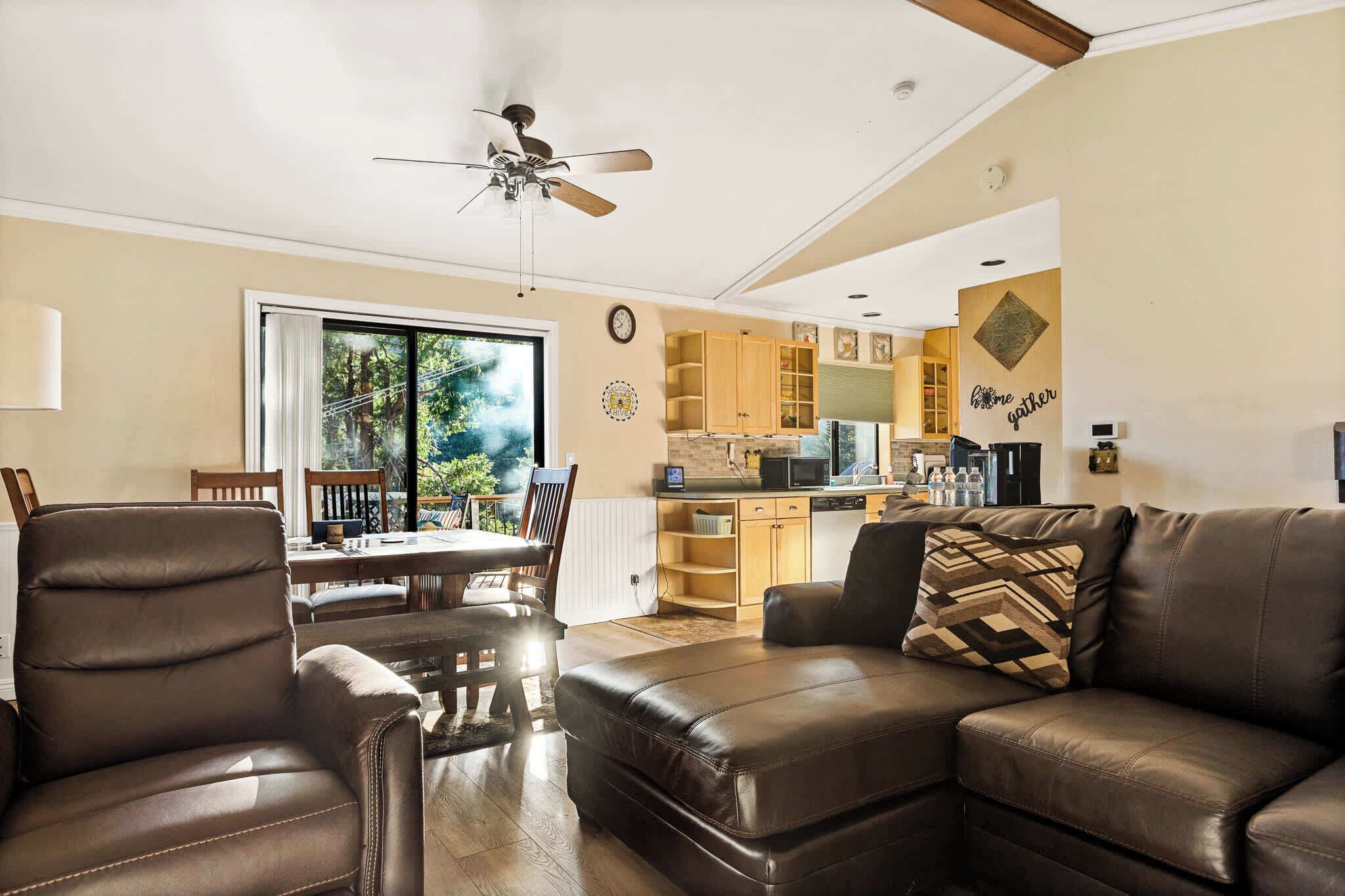 Nhà, nhiều giường, ban công, quang cảnh núi (The LeeHive) | Khu phòng khách | TV màn hình phẳng 42-inch có truyền hình kỹ thuật số, lò sưởi 