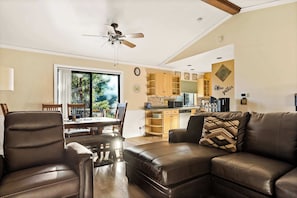 House, Multiple Beds, Balcony, Mountain View (The LeeHive) | Living area | 42-inch flat-screen TV with digital channels, fireplace - The Leehive Near Lake Arrowhead Village (Lake Arrowhead)