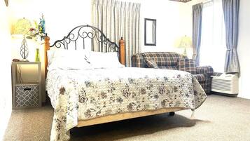 1 sovrum, skrivbord, strykjÀrn/strykbrÀda och resesÀng