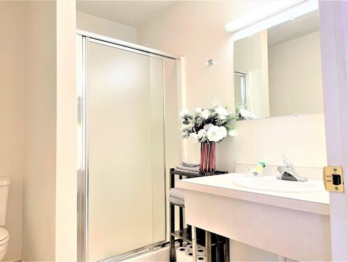 Apt. 3 - Ensuite Bath, Roku, Fridge/Micro, Queen