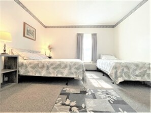 1 soverom, skrivebord, strykejern/-brett og reiseseng for barn