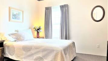 1 chambre, bureau, fer et planche Ă repasser, lit parapluie