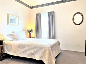 1 chambre, bureau, fer et planche à repasser, lit parapluie