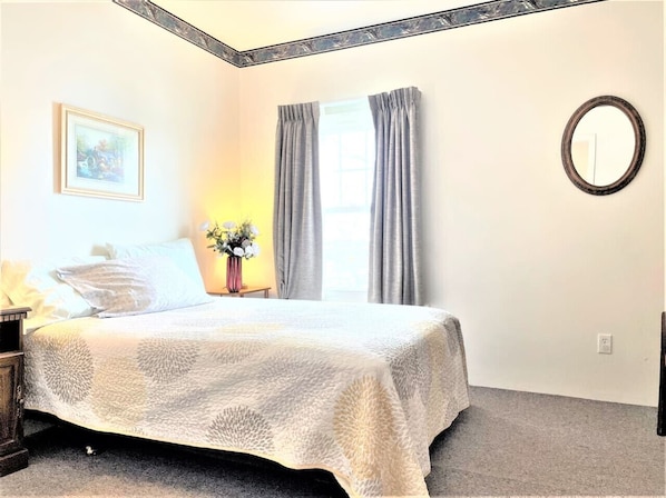 1 soverom, skrivebord, strykejern/-brett og reiseseng for barn