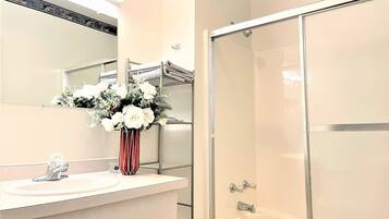 SĂšche-cheveux, serviettes fournies