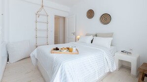 Une chambre à coucher au style minimaliste, avec un lit, une table de chevet et une étagère suspendue.
