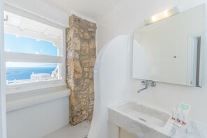 Ensemble douche/baignoire, sèche-cheveux, serviettes fournies