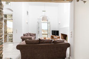 Smart TV, fireplace, stereo