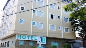 A multi-story hotel with a sign reading "HOTEL JB". - Bom Despacho (Bom Despacho)