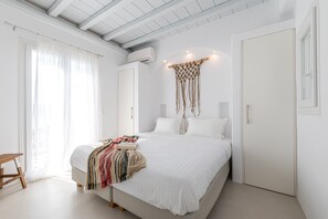 4 chambres, fer et planche à repasser, lit de bébé portatif