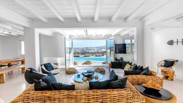 Smart TV, fireplace, stereo